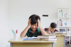 Niño con estrés en el colegio