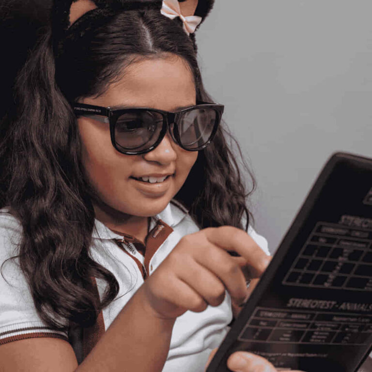 niña-haciendo-revision-optometría